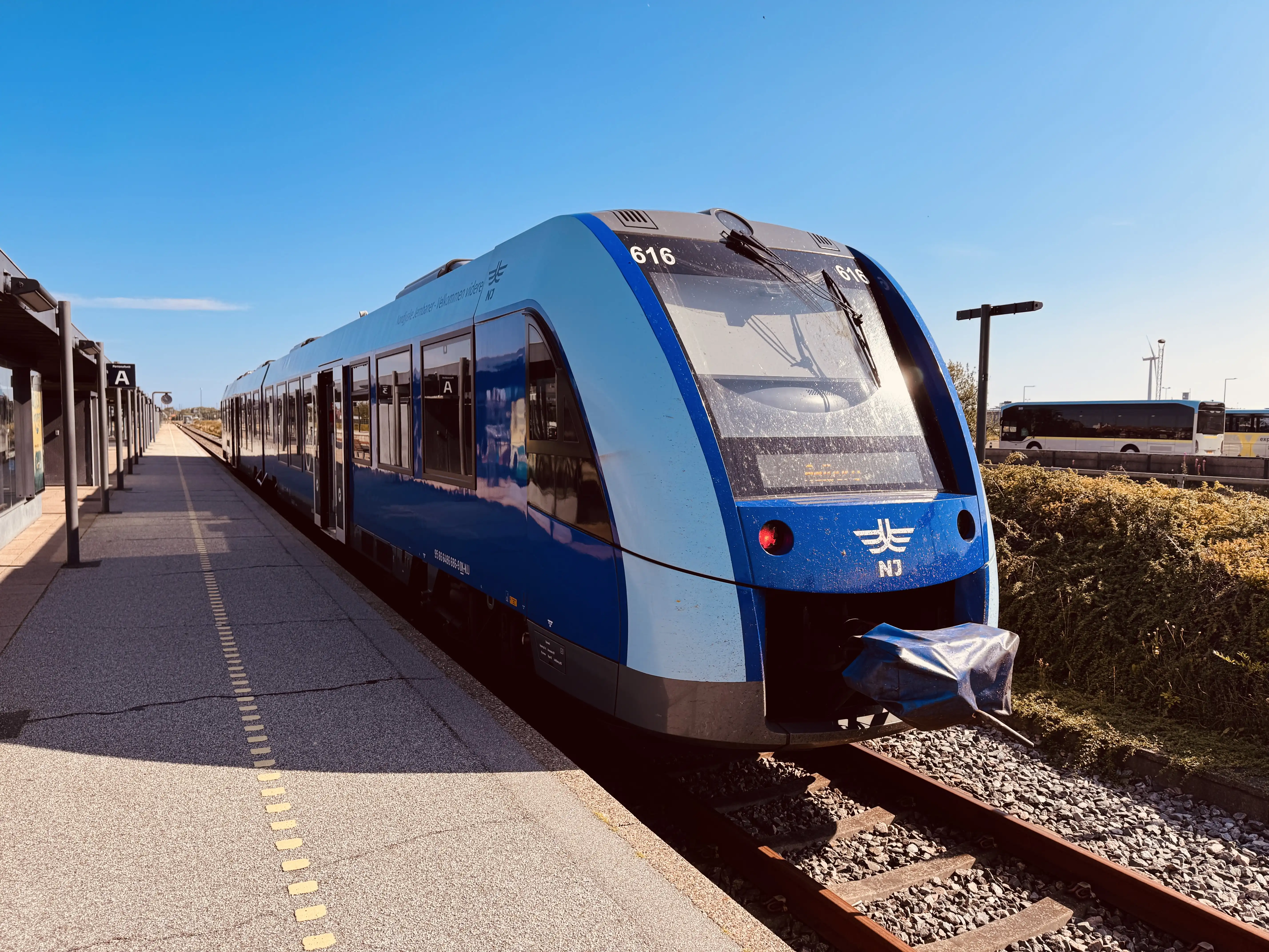 Billede af NJJ LM 616 fotograferet ud for Frederikshavn Station.