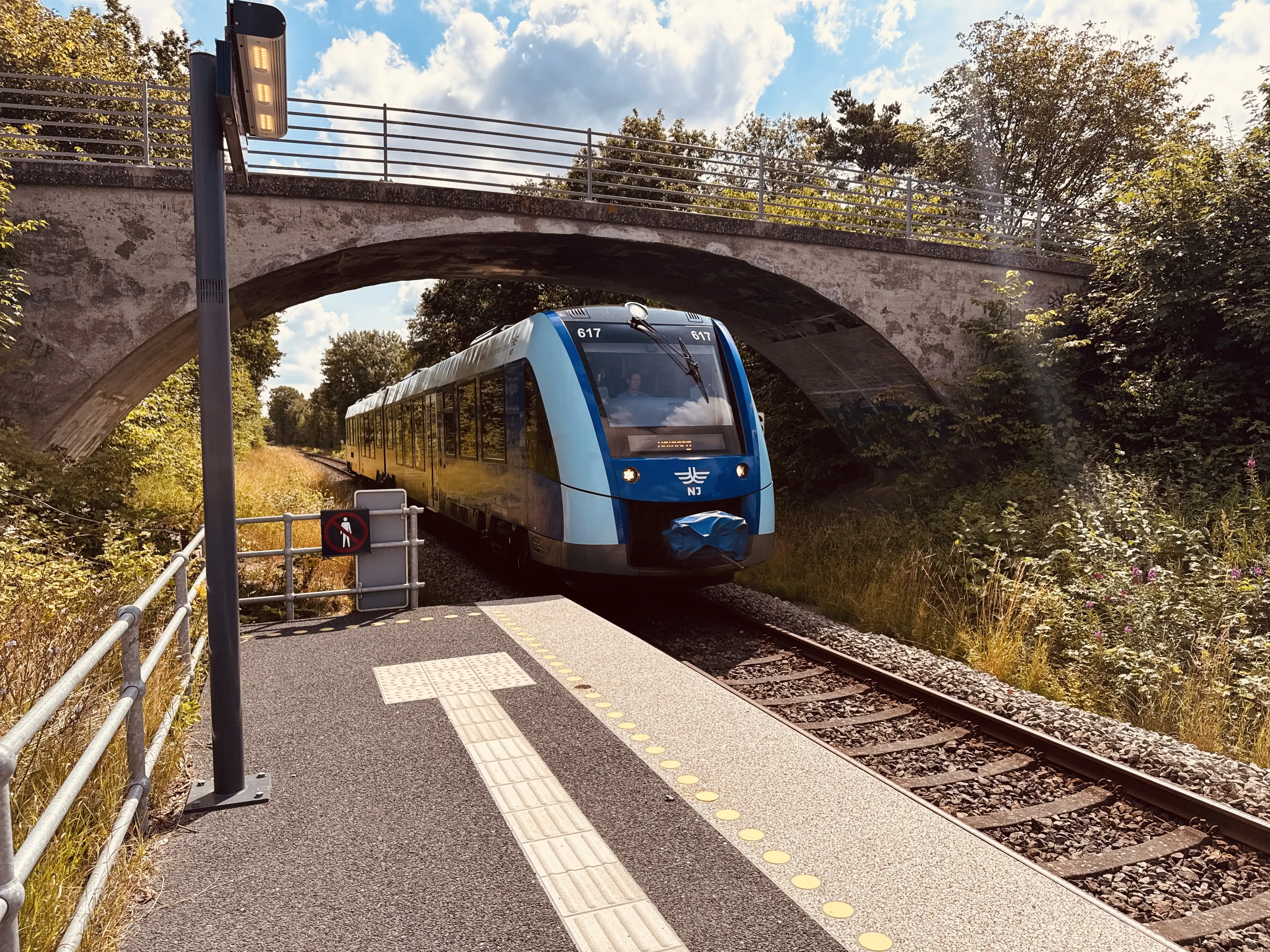 Billede af NJJ LM 617 fotograferet ud for Hjørring Øst Trinbræt. Billede af NJJ LM 617 fotograferet ud for Hjørring Øst Trinbræt.