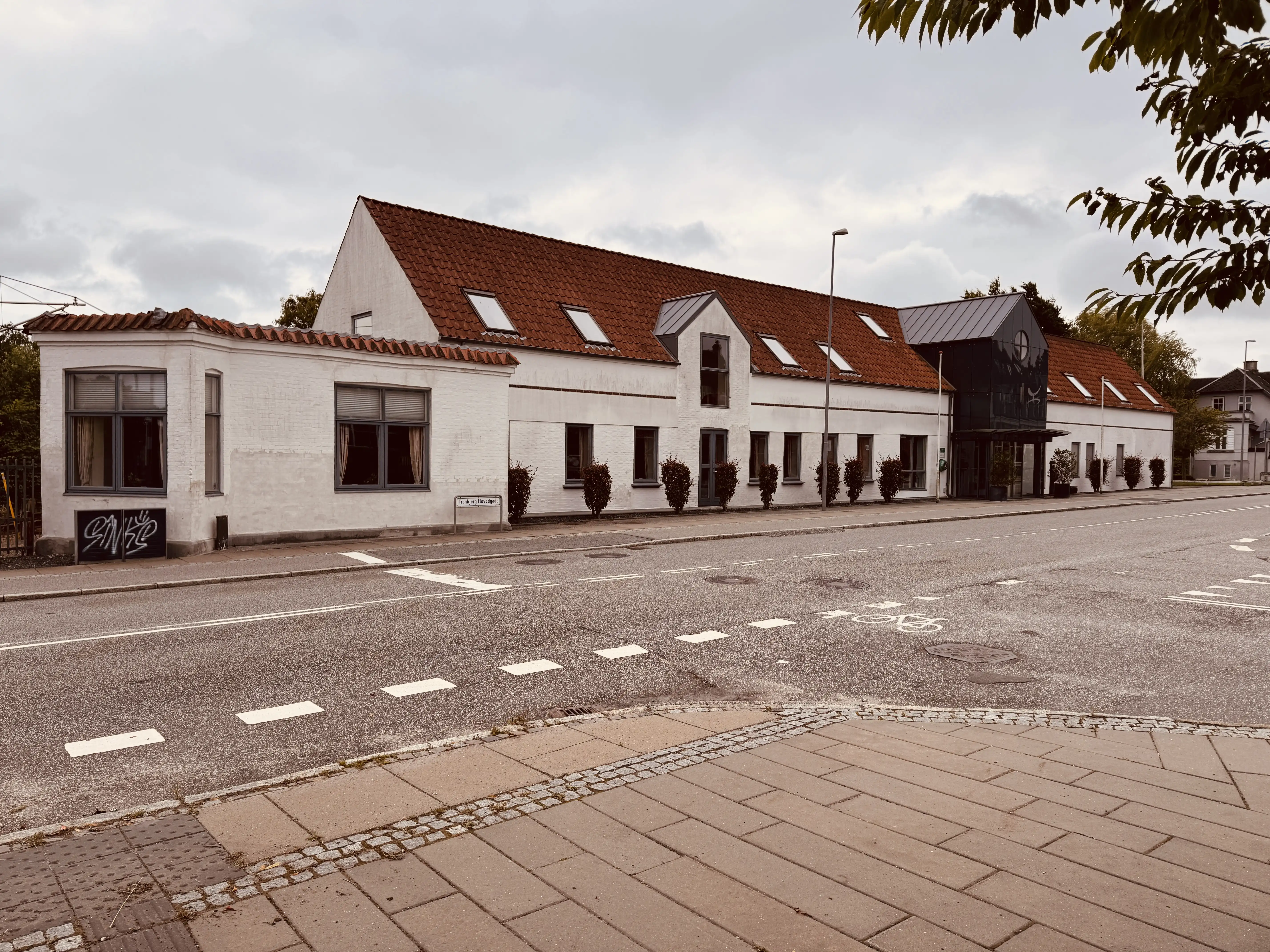 Billede af Tranbjerg Kro, som ligger over for Tranbjerg Station og er opført i 1885 året efter jernbanen kom til byen. Billede af Tranbjerg Kro, som ligger over for Tranbjerg Station og er opført i 1885 året efter jernbanen kom til byen.