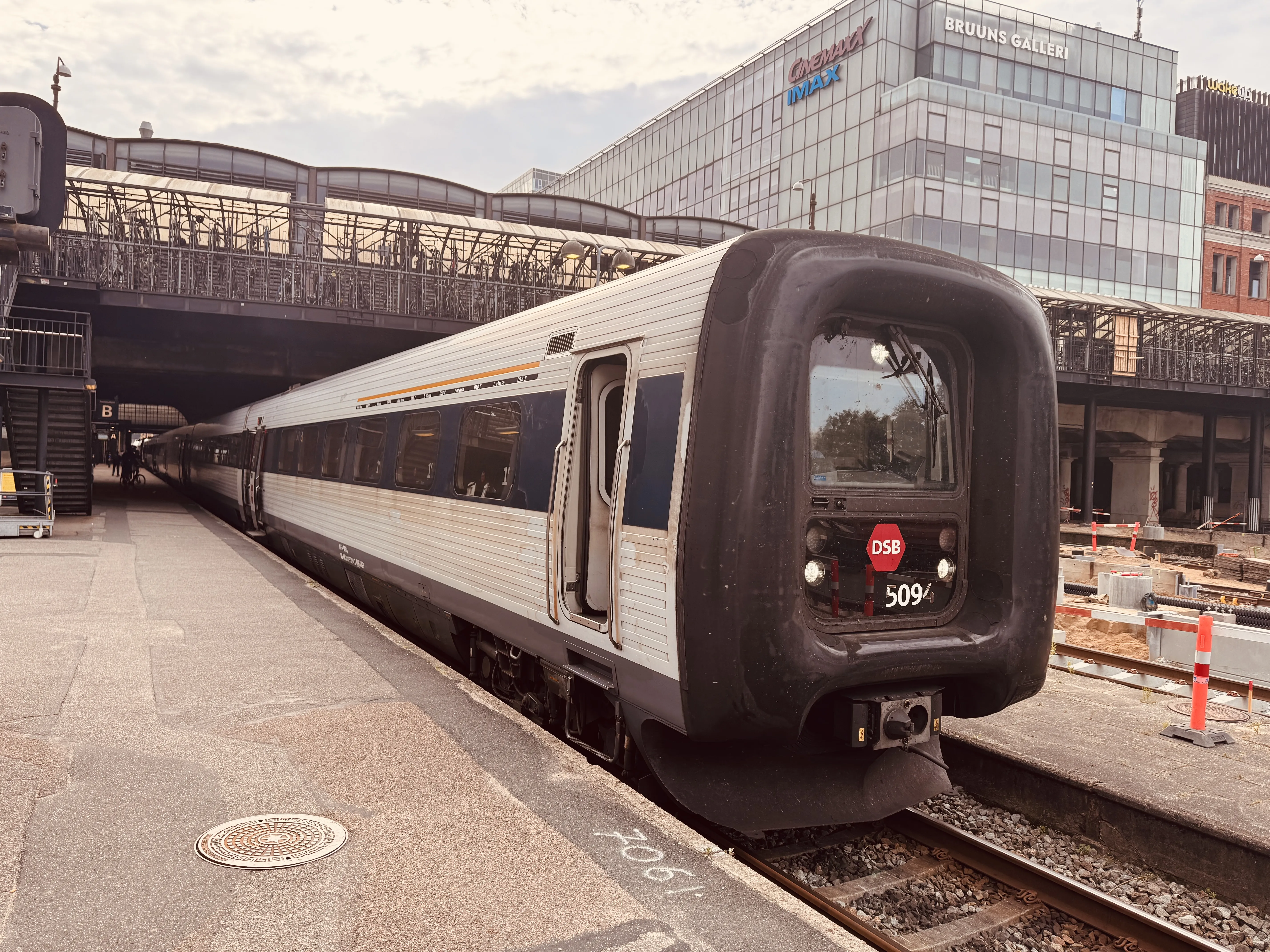 Billede af DSB MF 5094 fotograferet ud for Aarhus Hovedbanegård. Billede af DSB MF 5094 fotograferet ud for Aarhus Hovedbanegård.