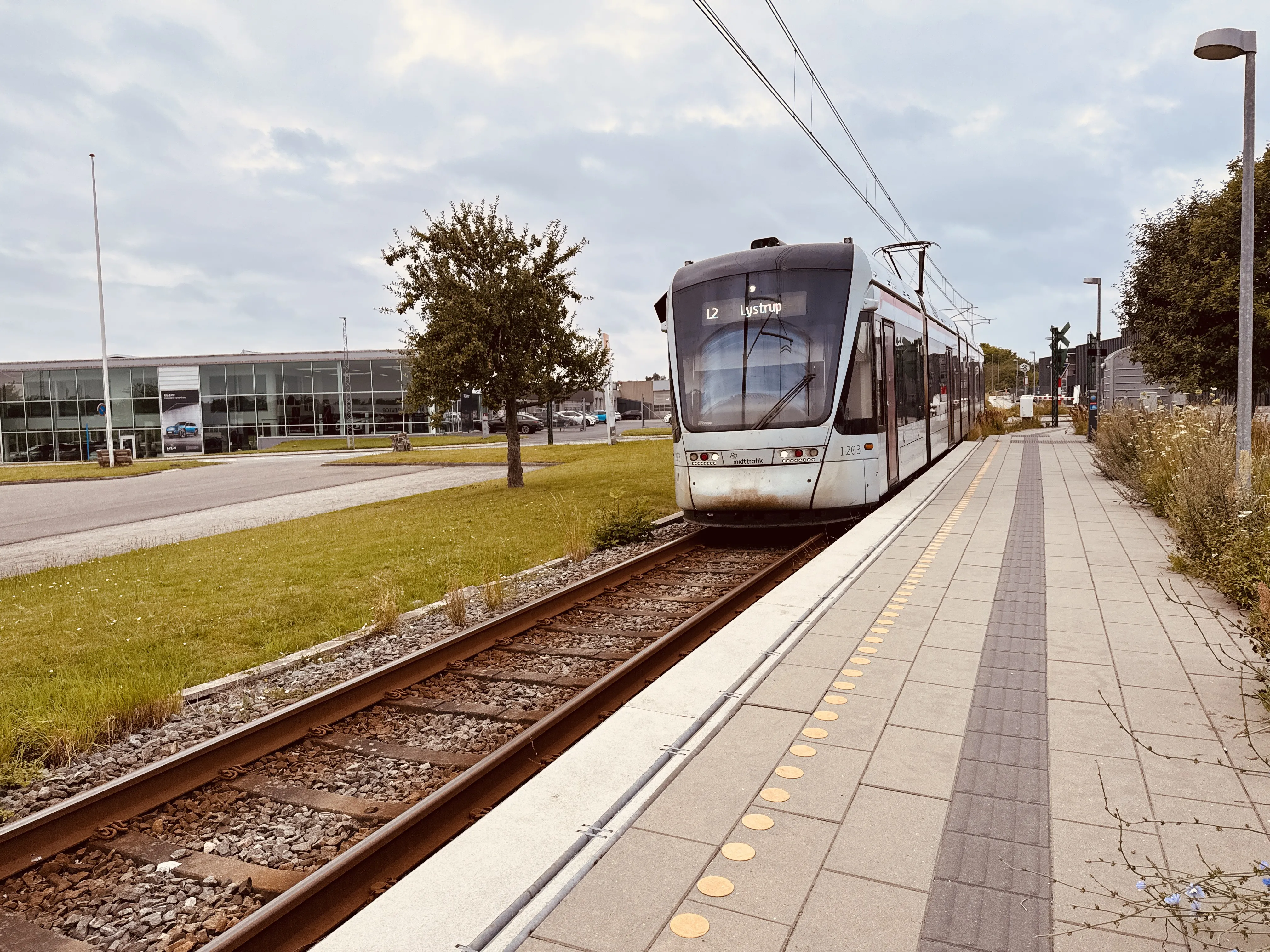 Billede af Aarhus Letbane togsæt 1103 fotograferet ud for Øllegårdsvej Letbanestation. Billede af Aarhus Letbane togsæt 1103 fotograferet ud for Øllegårdsvej Letbanestation.