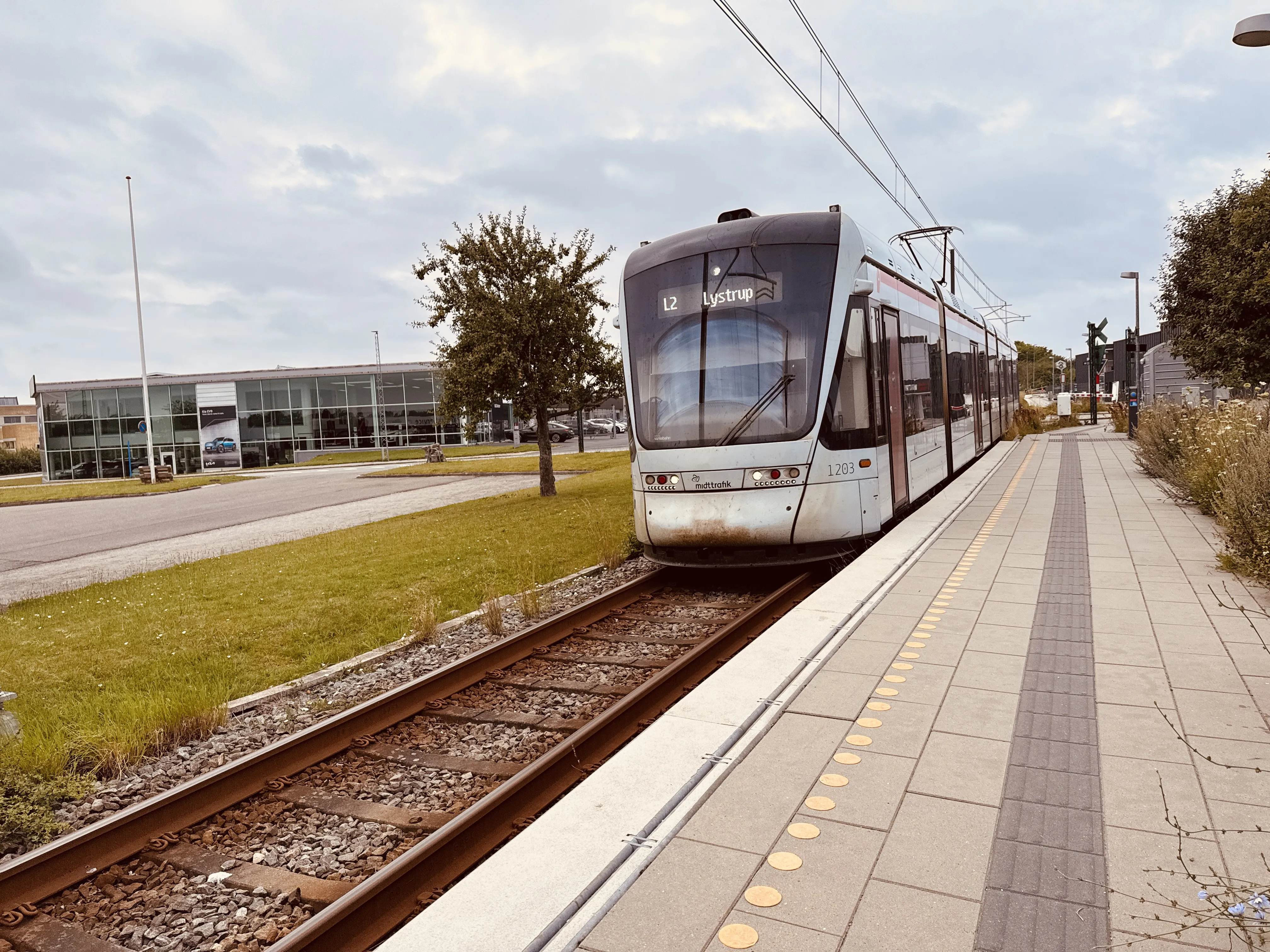 Billede af Aarhus Letbane togsæt 1103 fotograferet ud for Øllegårdsvej Letbanestation. Billede af Aarhus Letbane togsæt 1103 fotograferet ud for Øllegårdsvej Letbanestation.