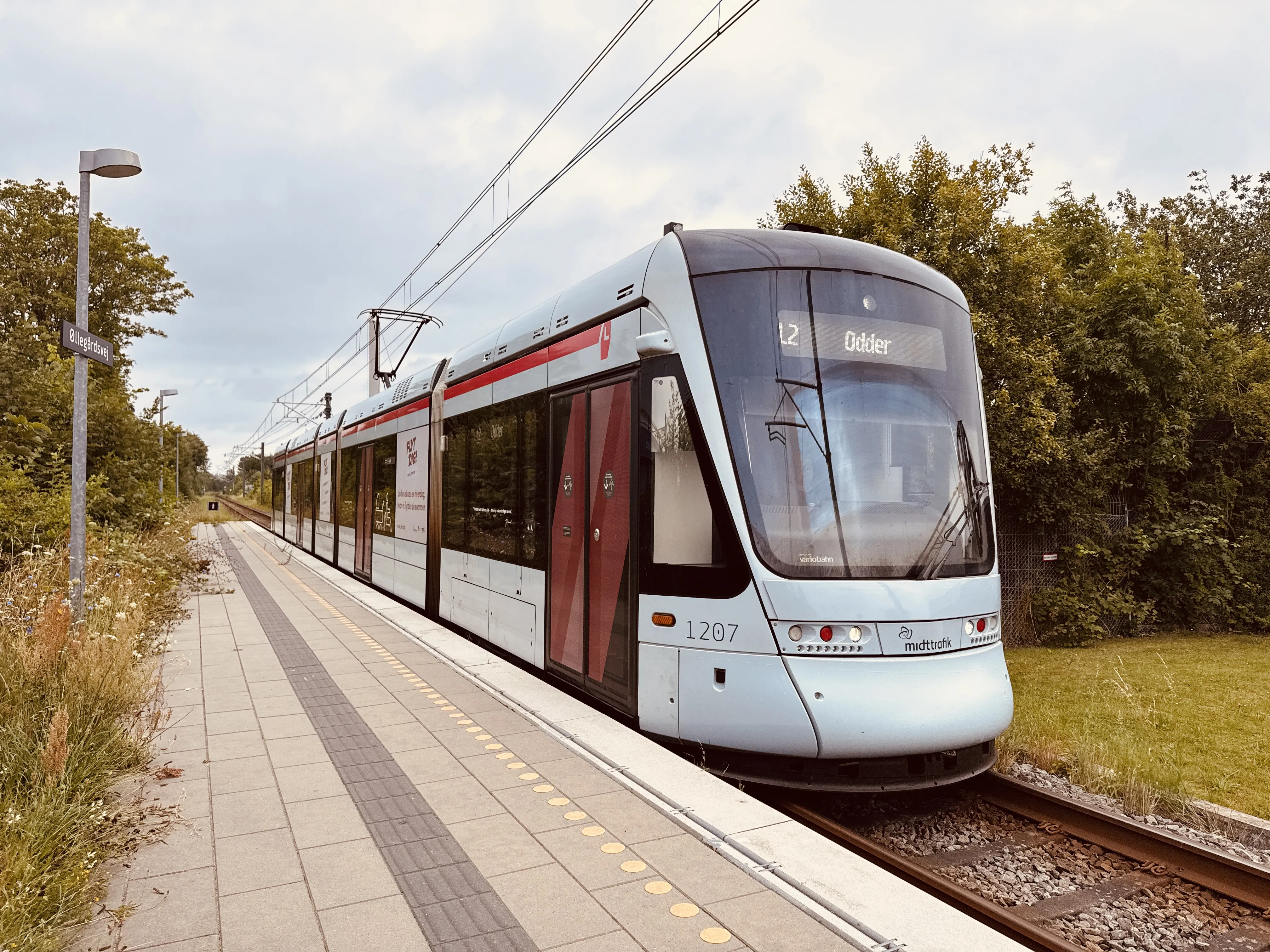 Billede af Aarhus Letbane togsæt 1107 fotograferet ud for Øllegårdsvej Letbanestation. Billede af Aarhus Letbane togsæt 1107 fotograferet ud for Øllegårdsvej Letbanestation.