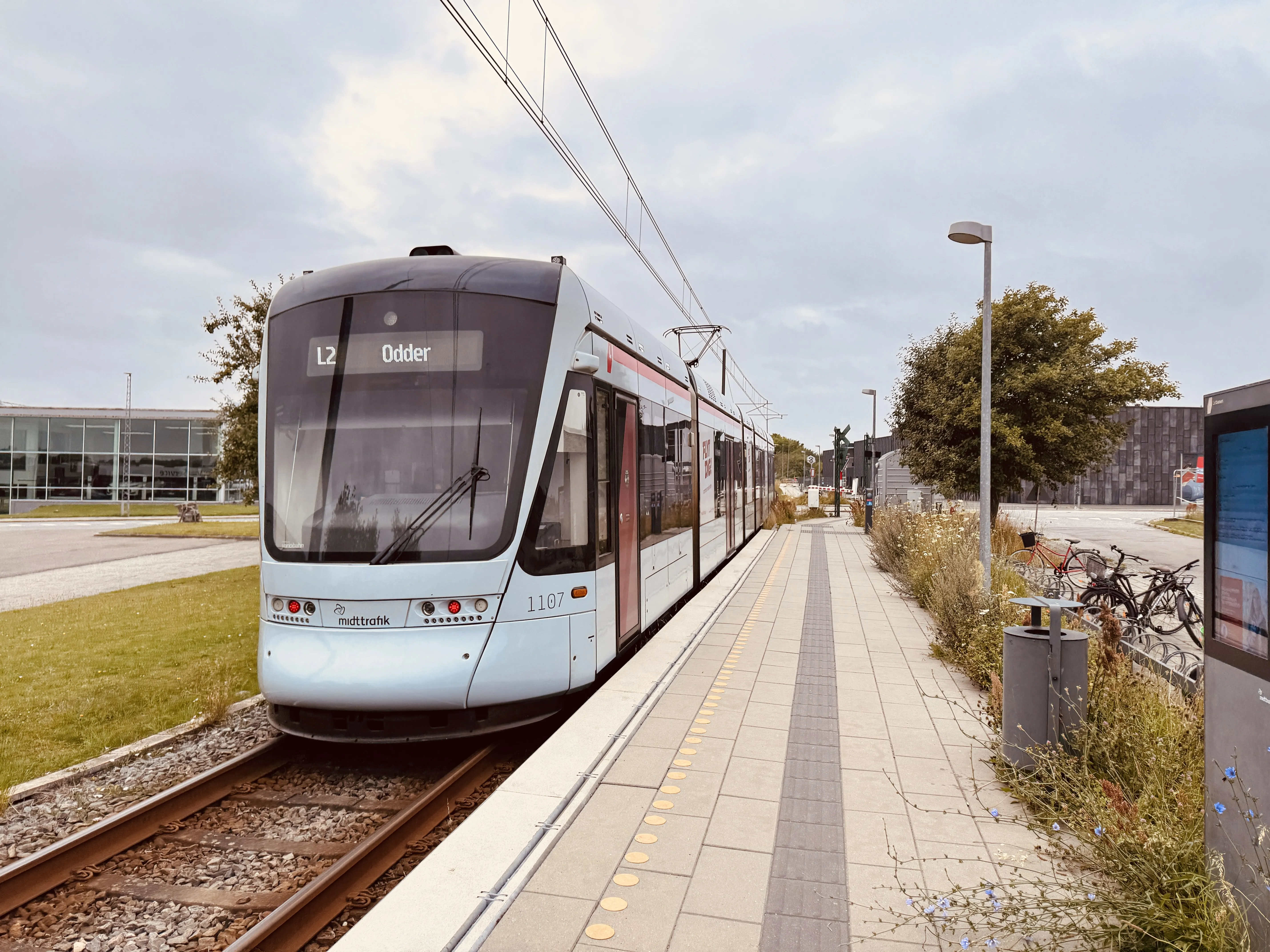 Billede af Aarhus Letbane togsæt 1107 fotograferet ud for Øllegårdsvej Letbanestation. Billede af Aarhus Letbane togsæt 1107 fotograferet ud for Øllegårdsvej Letbanestation.