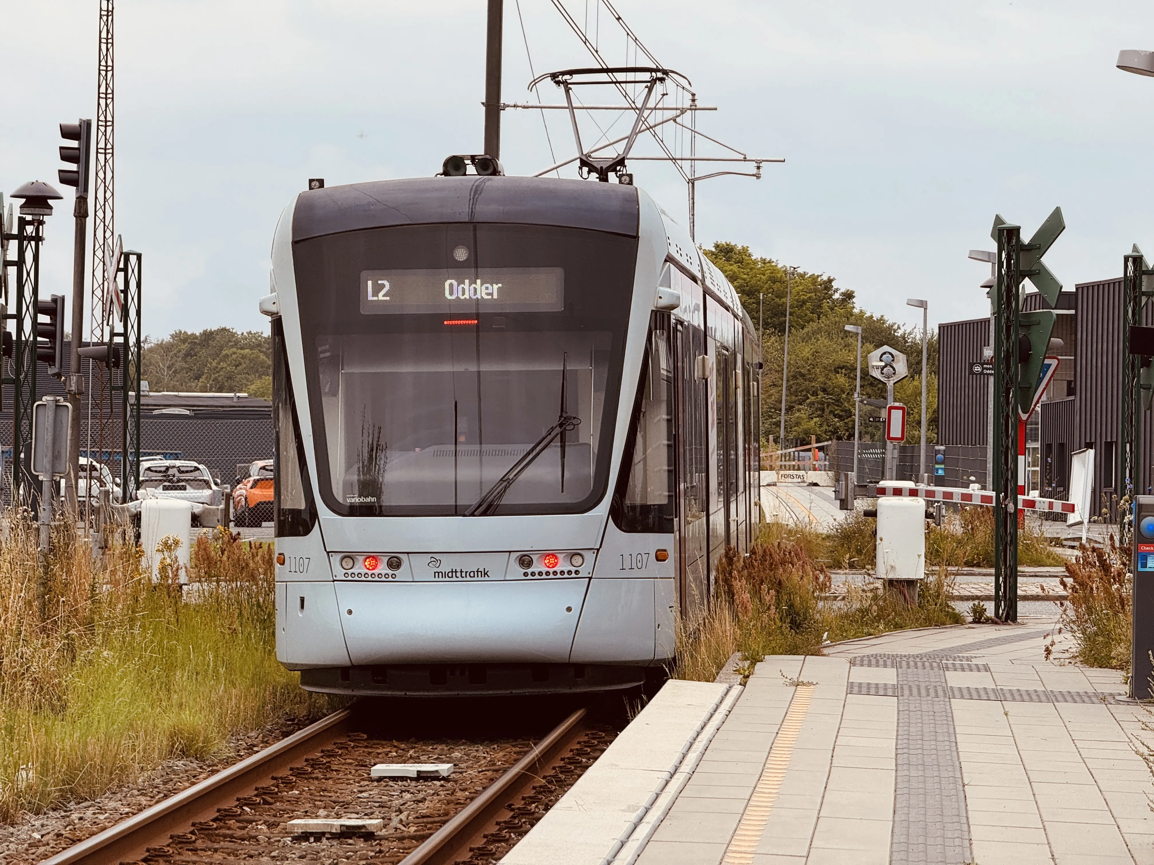 Billede af Aarhus Letbane togsæt 1107 fotograferet ud for Øllegårdsvej Letbanestation. Billede af Aarhus Letbane togsæt 1107 fotograferet ud for Øllegårdsvej Letbanestation.