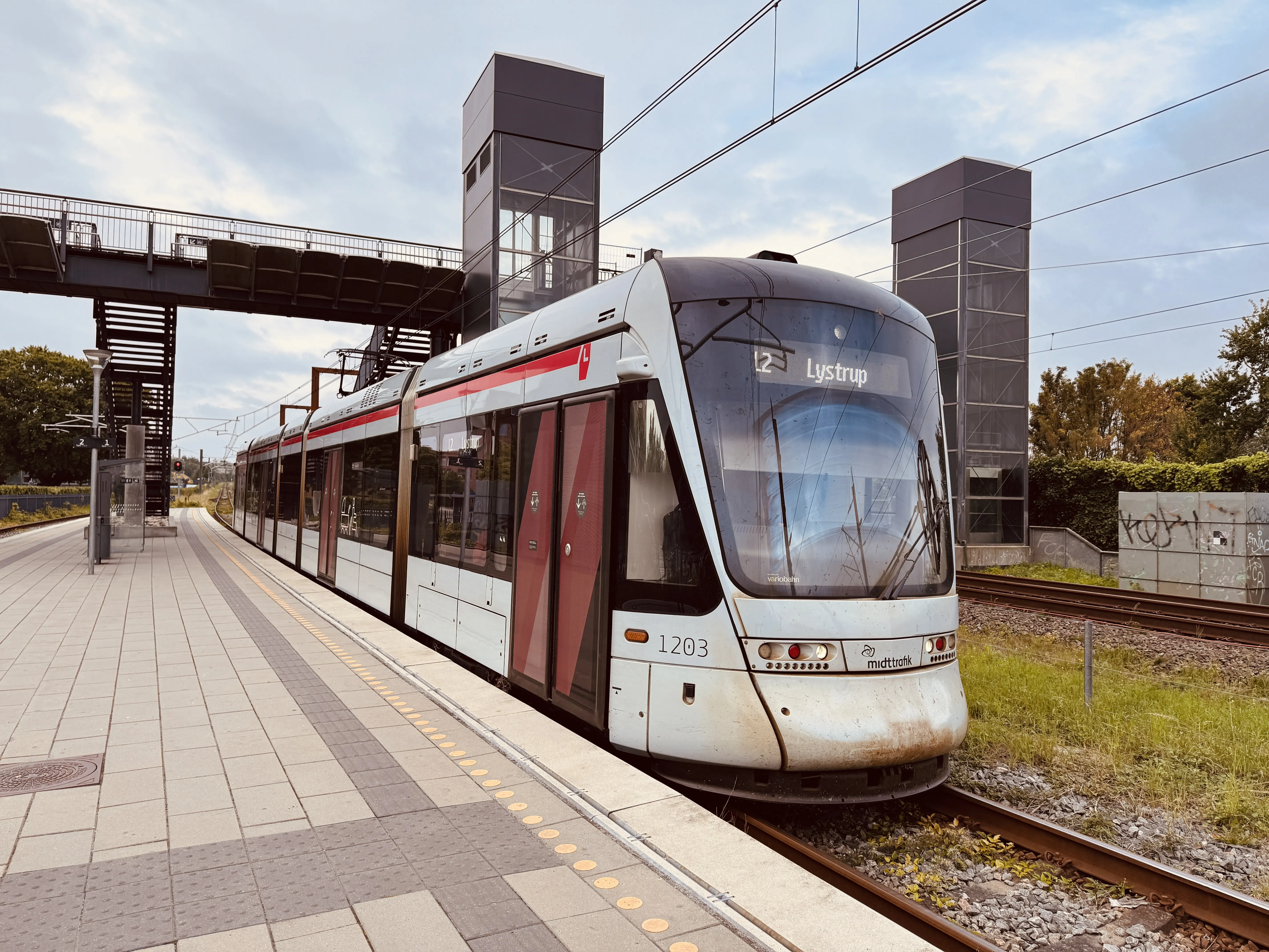 Billede af Aarhus Letbane togsæt 1103 fotograferet ud for Viby Jylland Letbanestation.