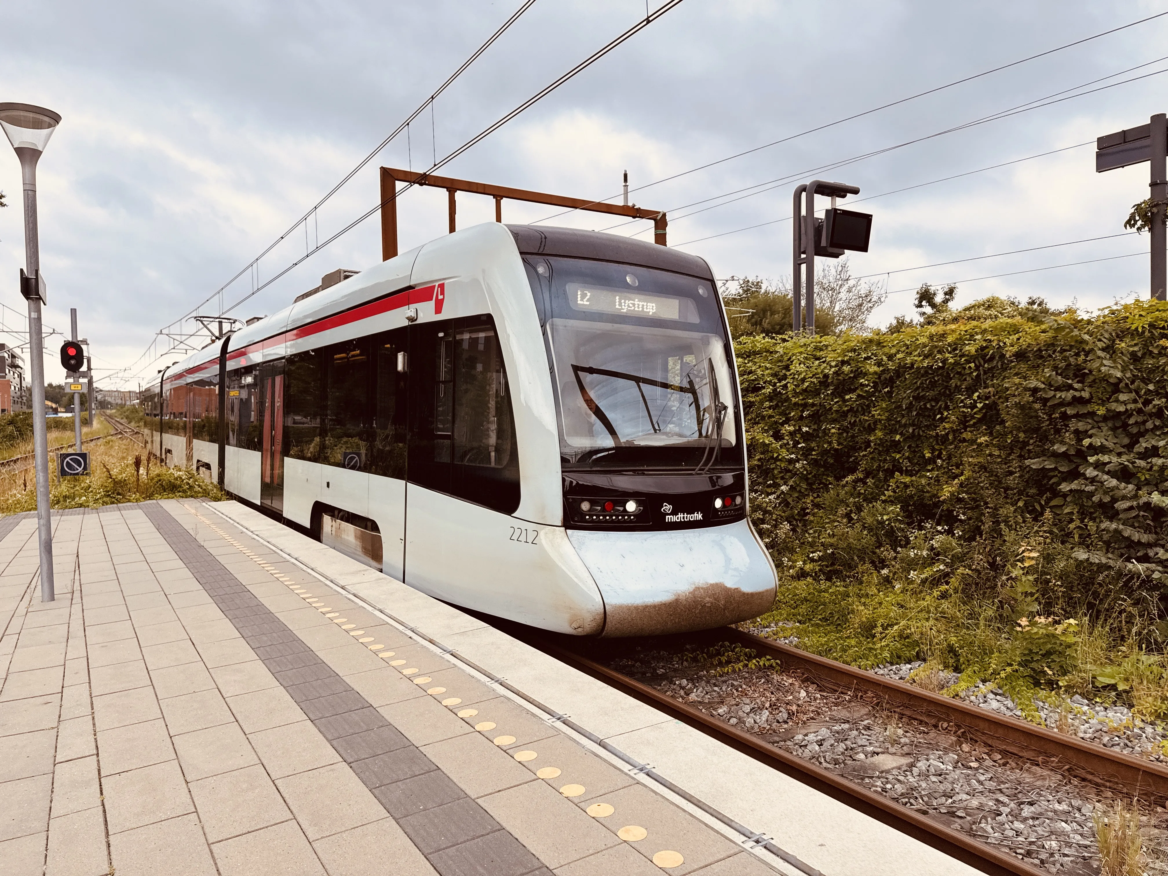 Billede af Aarhus Letbane togsæt 2112 fotograferet ud for Viby Jylland Letbanestation.