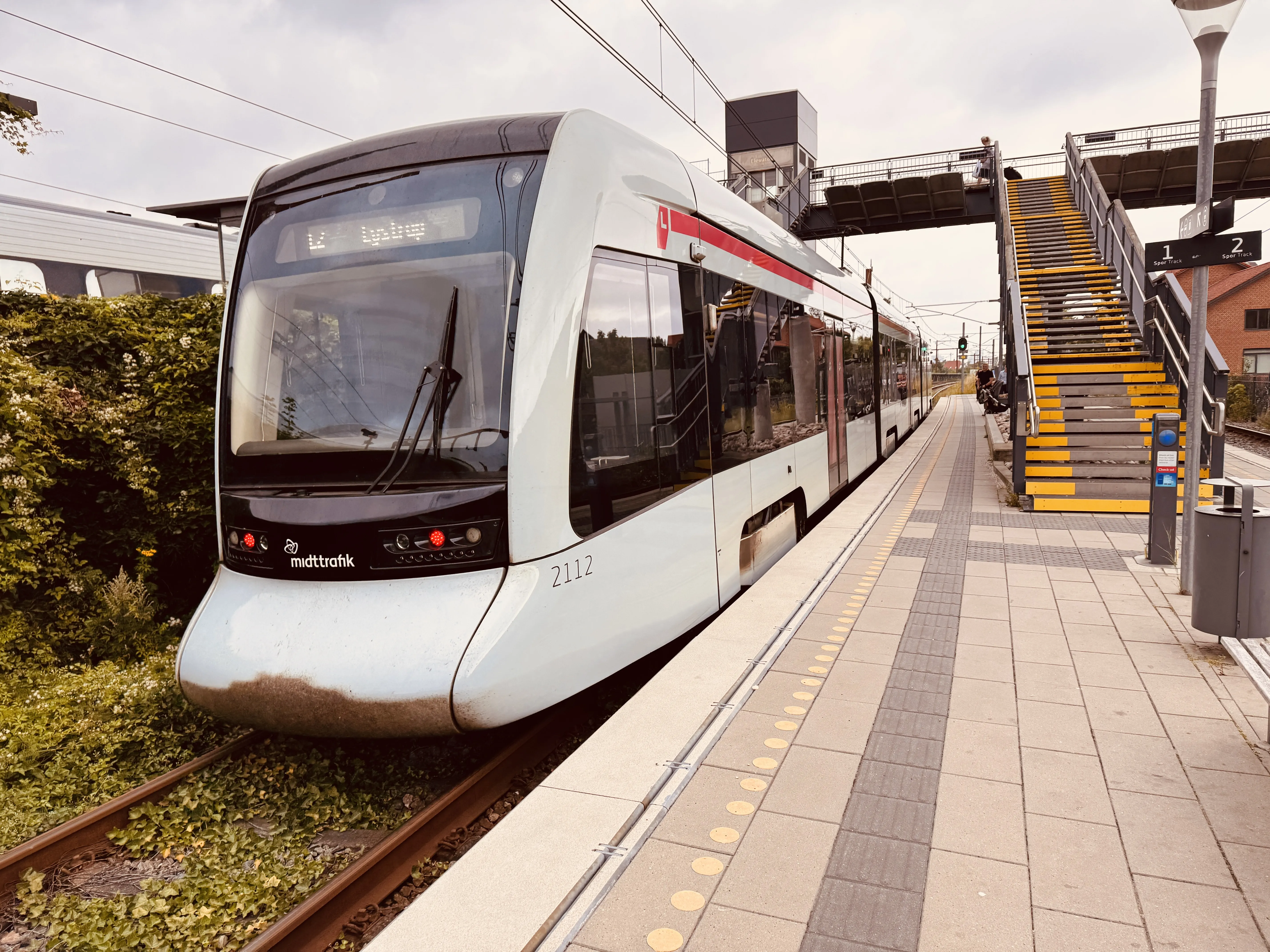 Billede af Aarhus Letbane togsæt 2112 fotograferet ud for Viby Jylland Letbanestation.