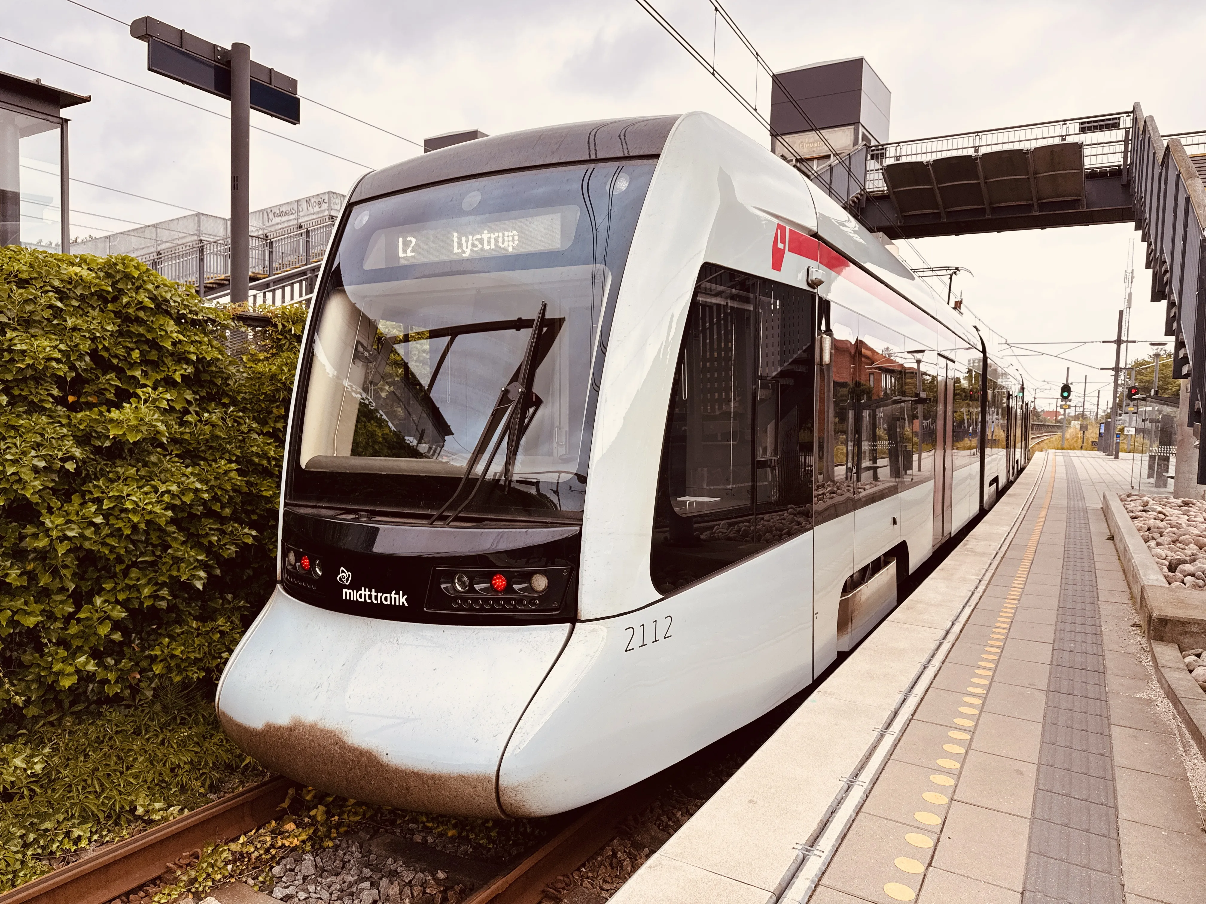 Billede af Aarhus Letbane togsæt 2112 fotograferet ud for Viby Jylland Letbanestation.