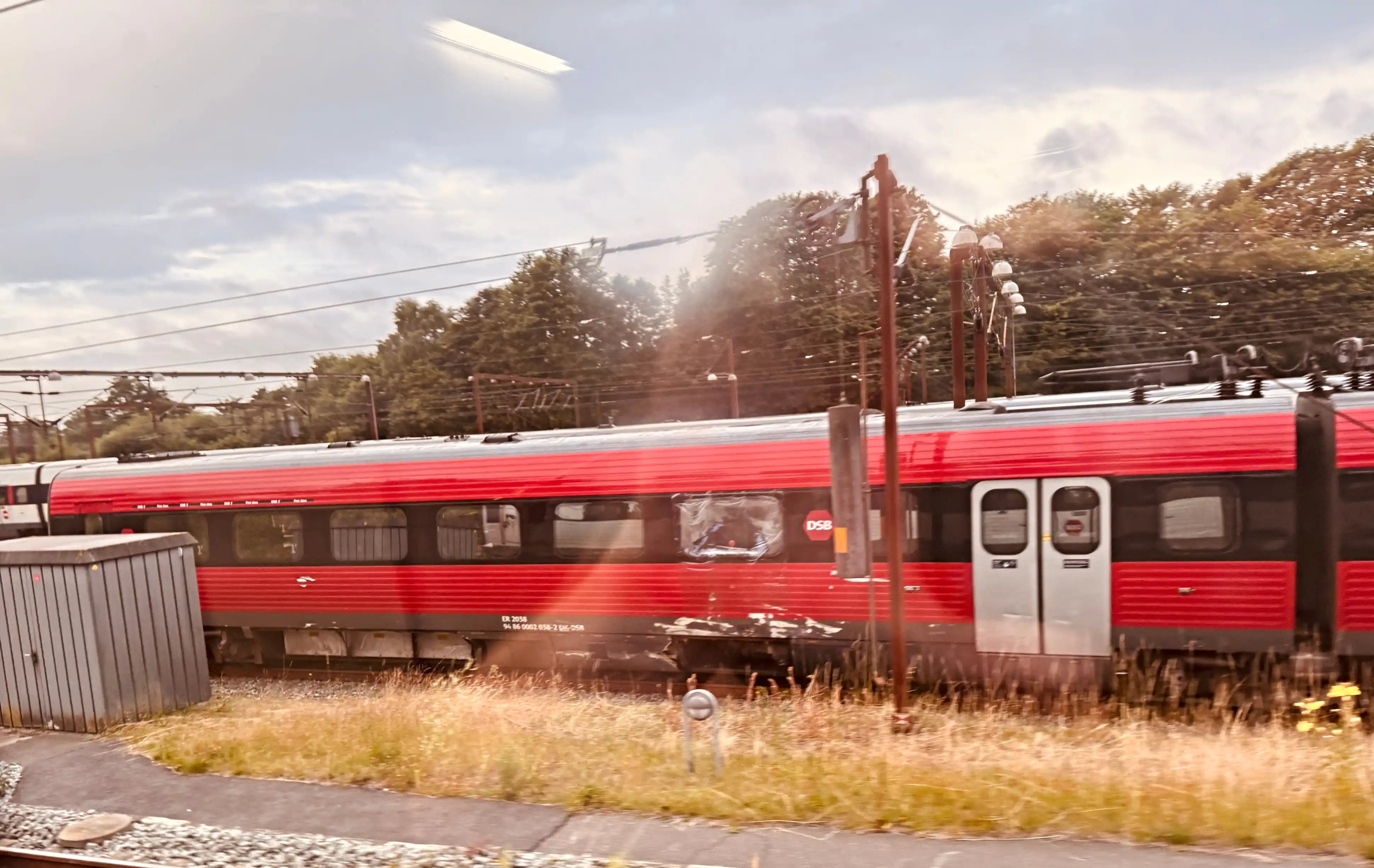 Billede af DSB ER 2038 fotograferet ud for Fredericia Station efter DSB ER 2038 havde ramt en varebil ved jernbaneoverskæring ved Kådnervej, Kliplev i Sønderjylland. Billede af DSB ER 2038 fotograferet ud for Fredericia Station efter DSB ER 2038 havde ramt en varebil ved jernbaneoverskæring ved Kådnervej, Kliplev i Sønderjylland.