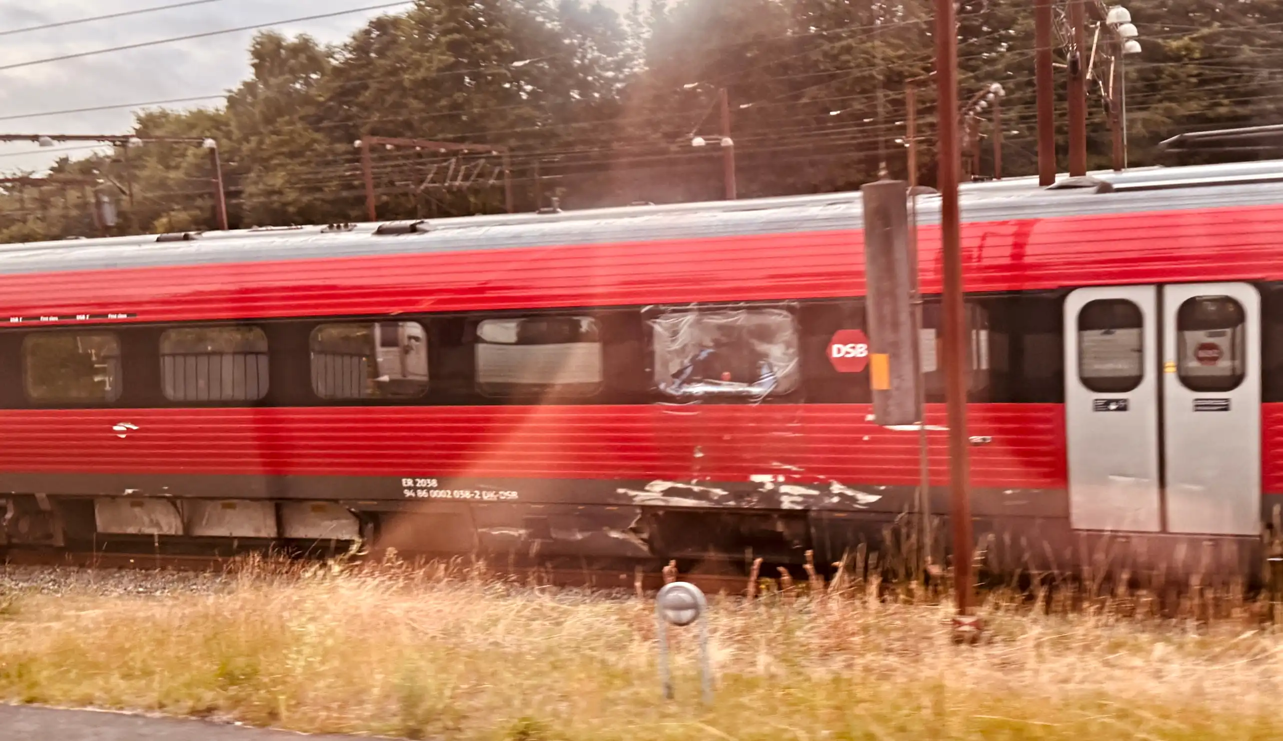 Billede af DSB ER 2038 fotograferet ud for Fredericia Station efter DSB ER 2038 havde ramt en varebil ved jernbaneoverskæring ved Kådnervej, Kliplev i Sønderjylland. Billede af DSB ER 2038 fotograferet ud for Fredericia Station efter DSB ER 2038 havde ramt en varebil ved jernbaneoverskæring ved Kådnervej, Kliplev i Sønderjylland.