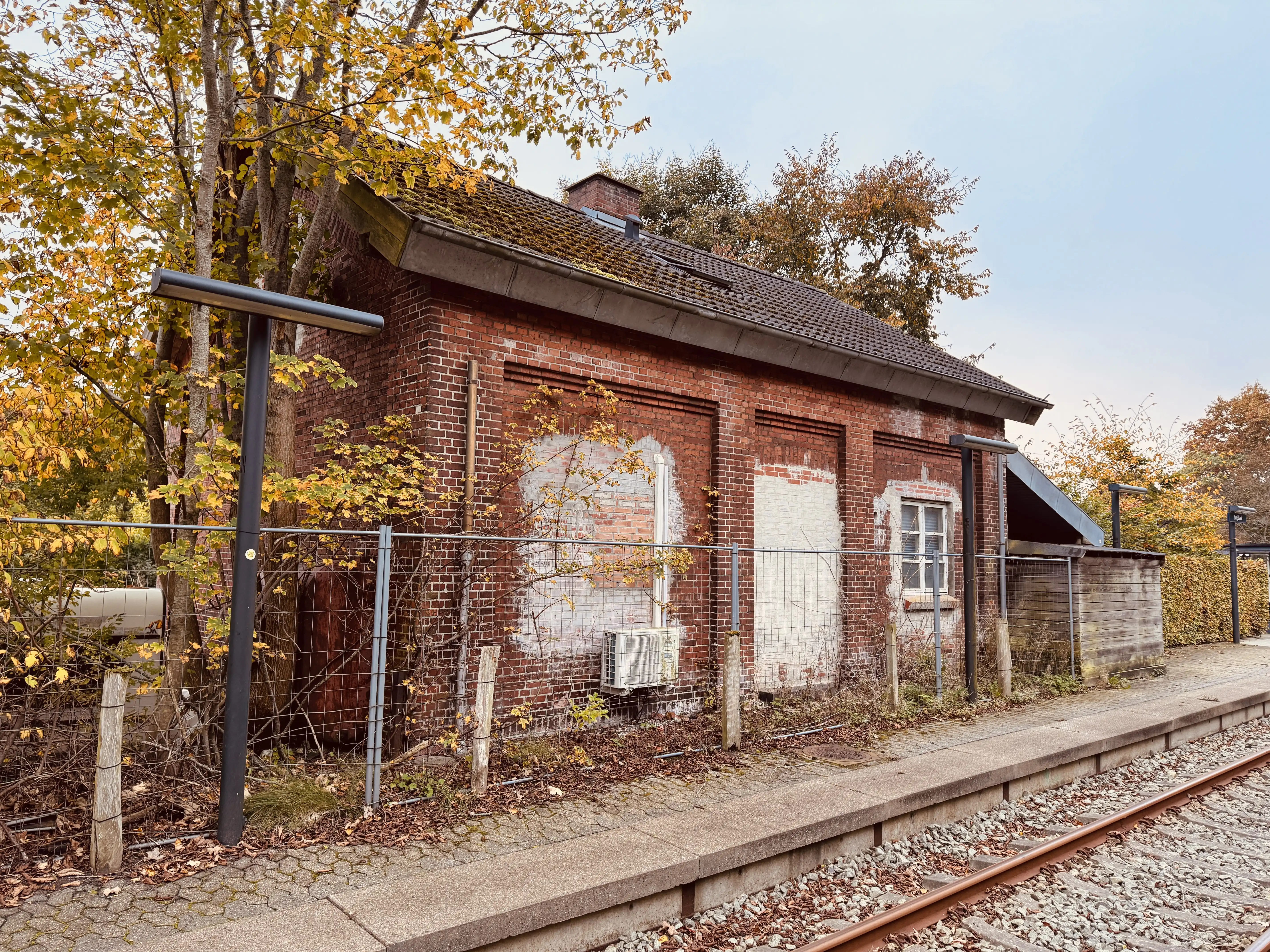 Billede af Stationsmesterboligen ved den tidligere Svejbæk Station, set fra sporside i retning mod Herning. Billede af Stationsmesterboligen ved den tidligere Svejbæk Station, set fra sporside i retning mod Herning.