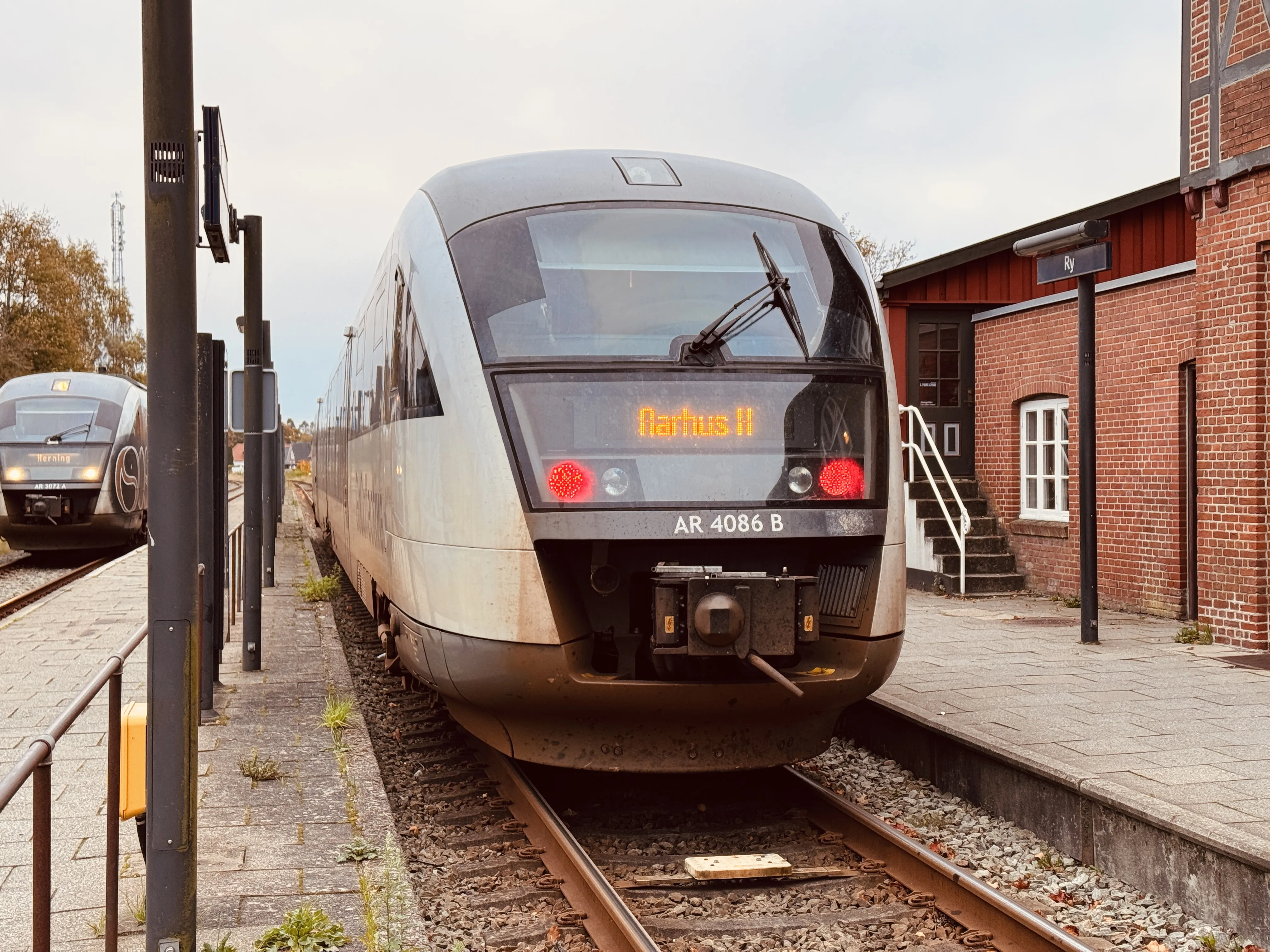 Billede af GoCollective AR 4086, tidligere DSB MQ 4126-4926 fotograferet ud for Ry Station. Billede af GoCollective AR 4086, tidligere DSB MQ 4126-4926 fotograferet ud for Ry Station.