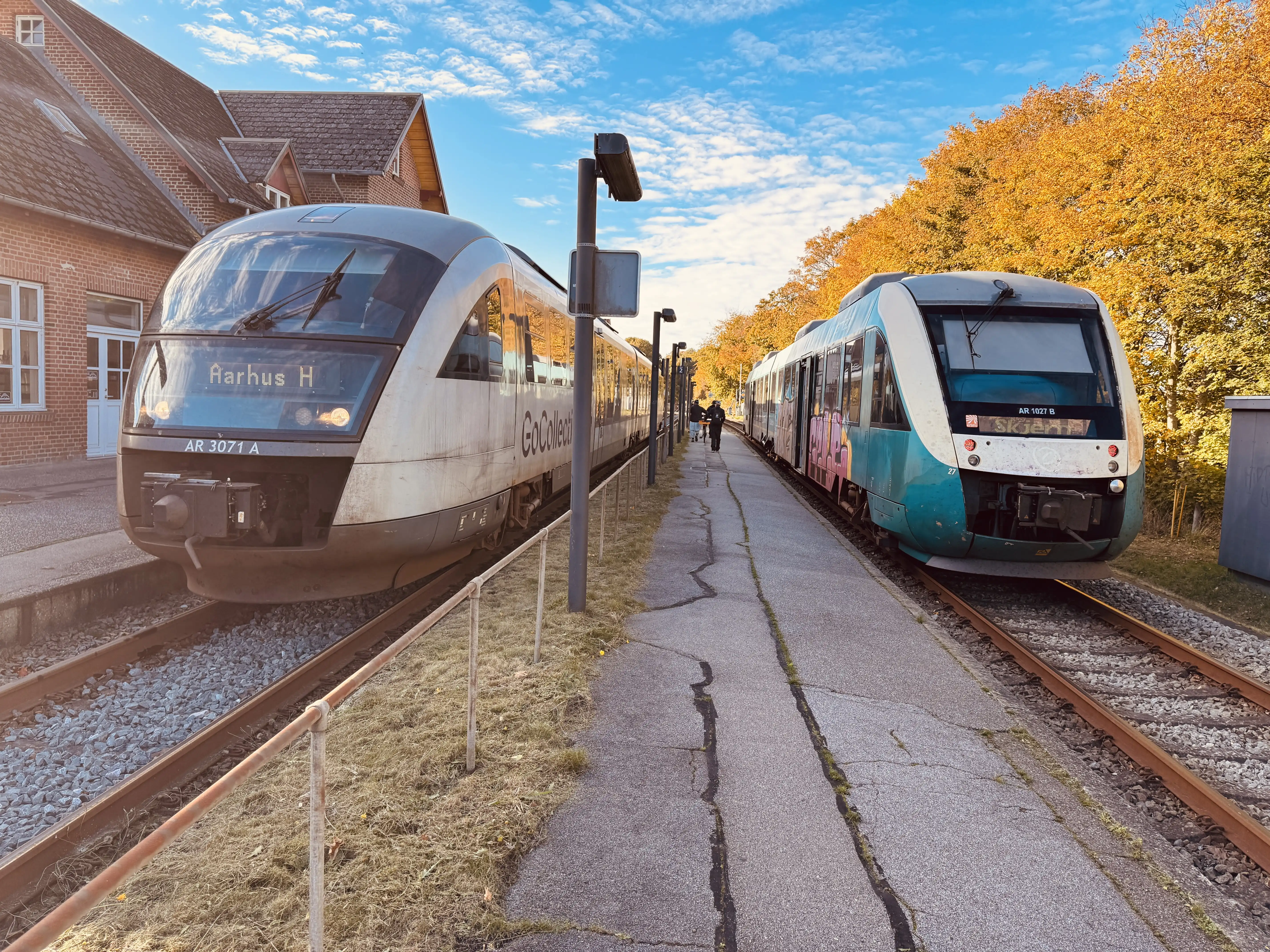 Billede af GoCollective AR 3071, tidligere DSB MQ 4121-4921 i krydsning med GoCollective AR 1027, fotograferet ud for Ikast Station. Billede af GoCollective AR 3071, tidligere DSB MQ 4121-4921 i krydsning med GoCollective AR 1027, fotograferet ud for Ikast Station.