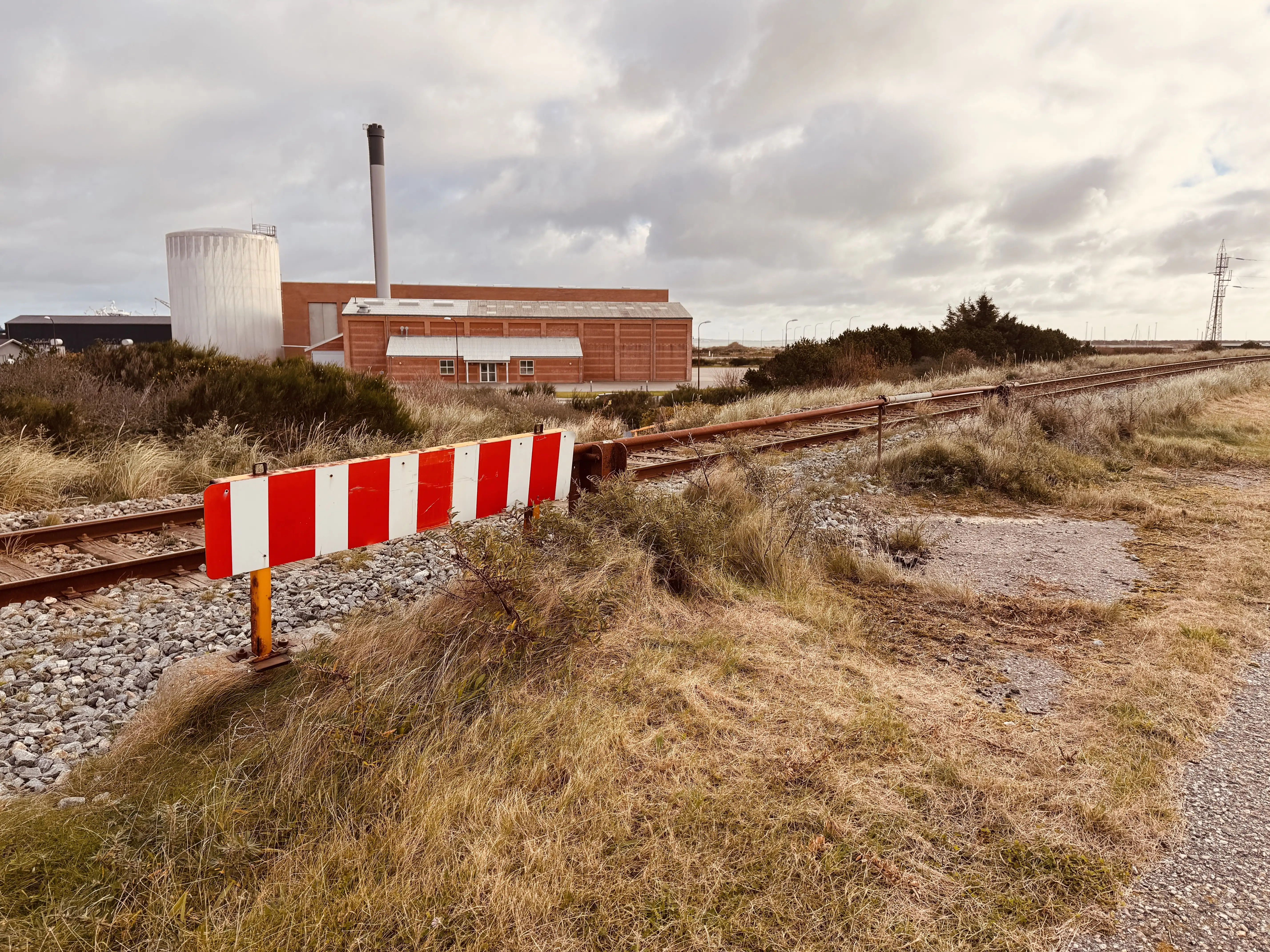 Billede af Thyborøn Færge Trinbræt - Trinbræt er nedrevet, men Thyborøn Færge Trinbræt har ligget her. Billede af Thyborøn Færge Trinbræt - Trinbræt er nedrevet, men Thyborøn Færge Trinbræt har ligget her.