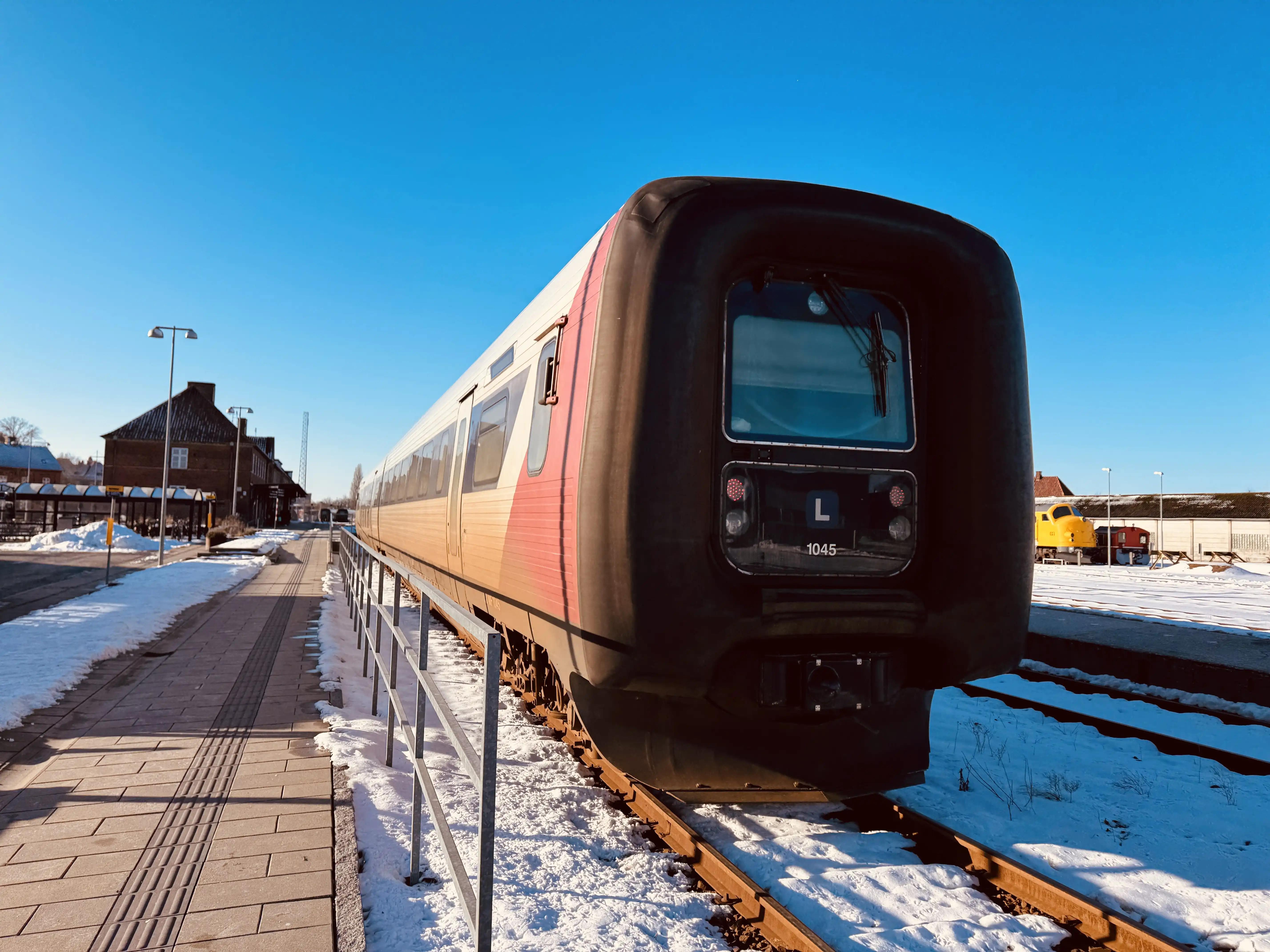 Billede af LT MF 1045, tidligere GDS-HFHJ MF 1045 fotograferet ud for Nakskov Station. Billede af LT MF 1045, tidligere GDS-HFHJ MF 1045 fotograferet ud for Nakskov Station.