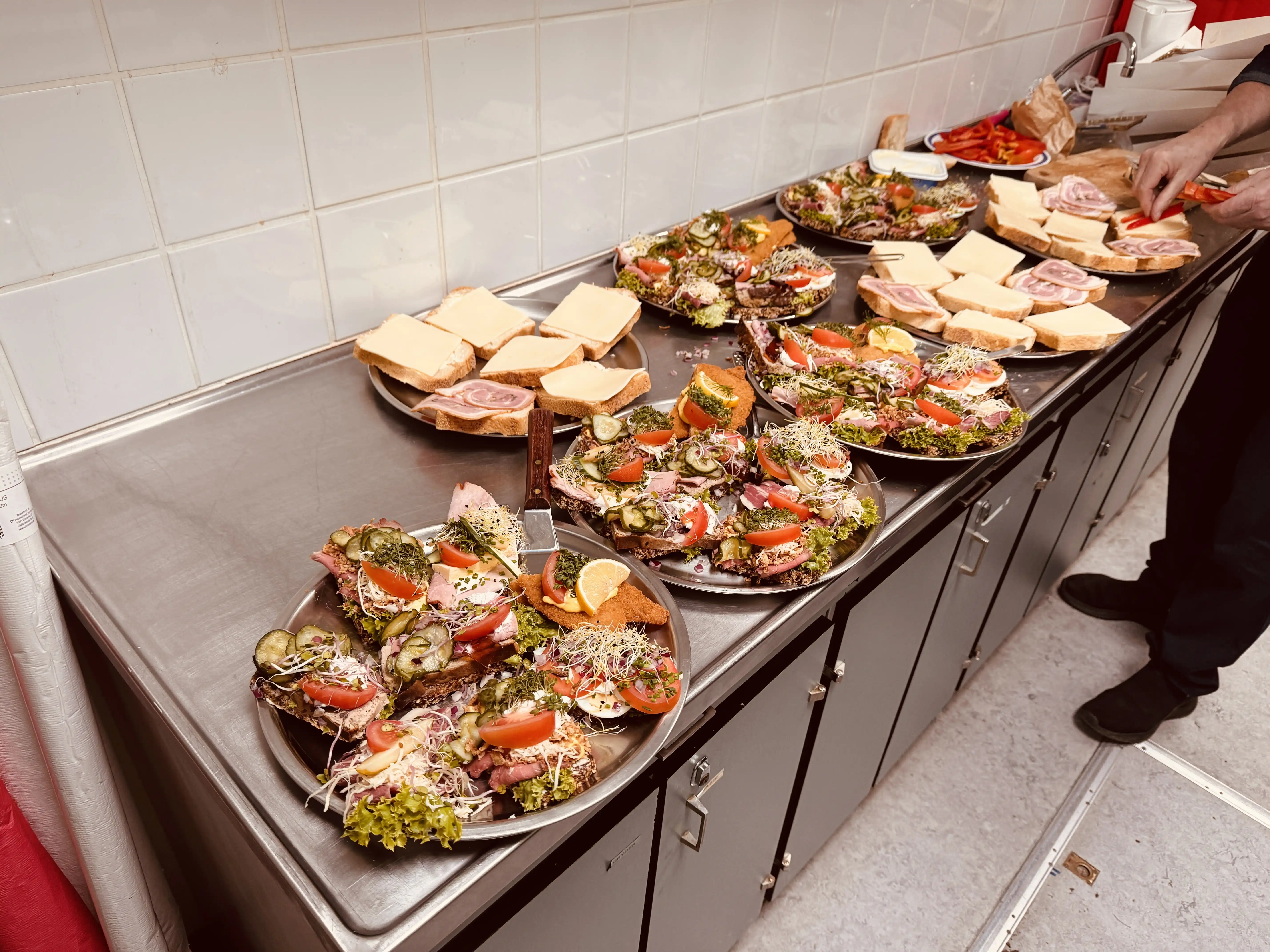 Der var godt med højt belagt smørrebrød Der var godt med højt belagt smørrebrød