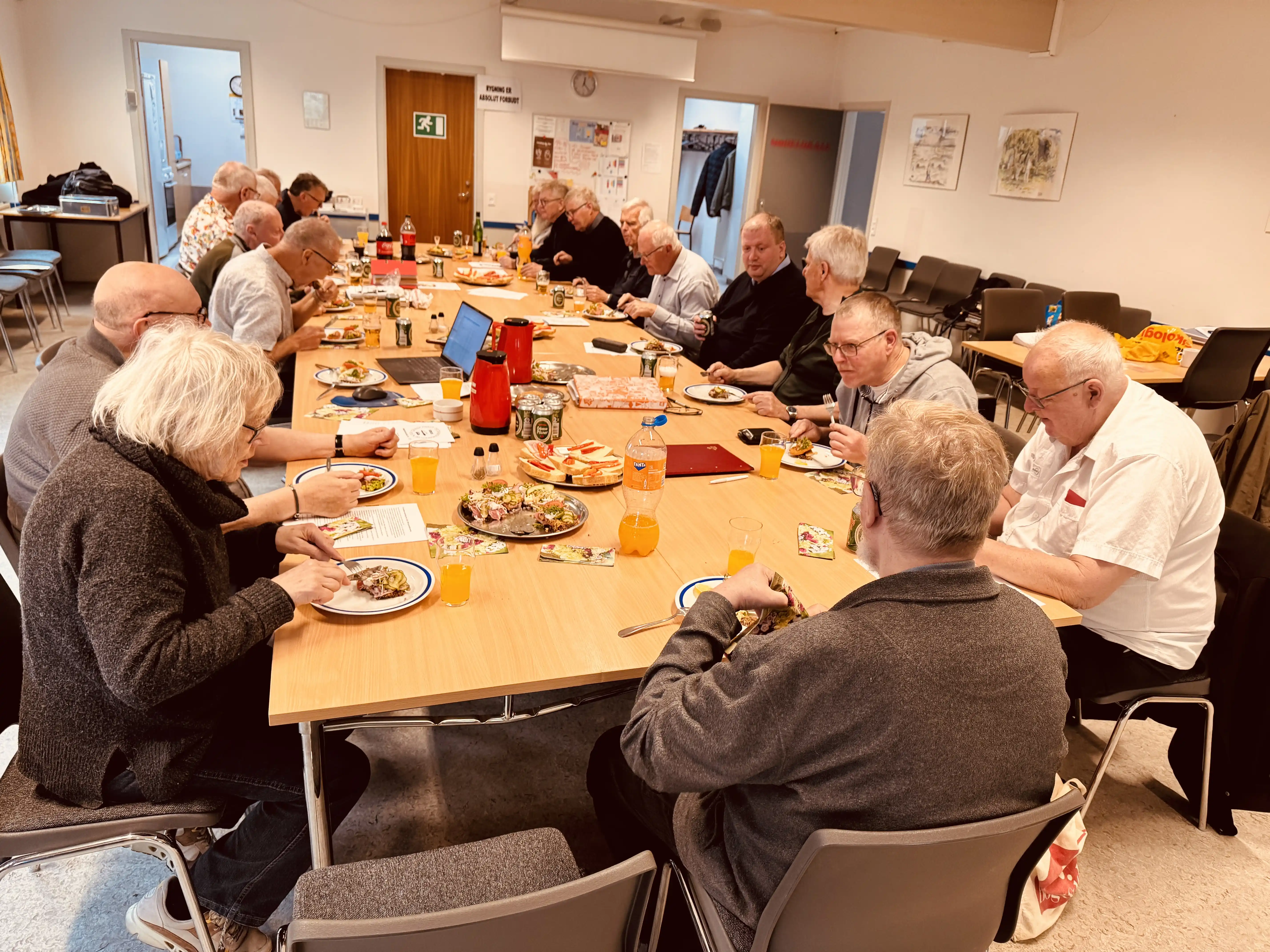Der var godt med højt belagt smørrebrød og der blev spist godt Der var godt med højt belagt smørrebrød og der blev spist godt