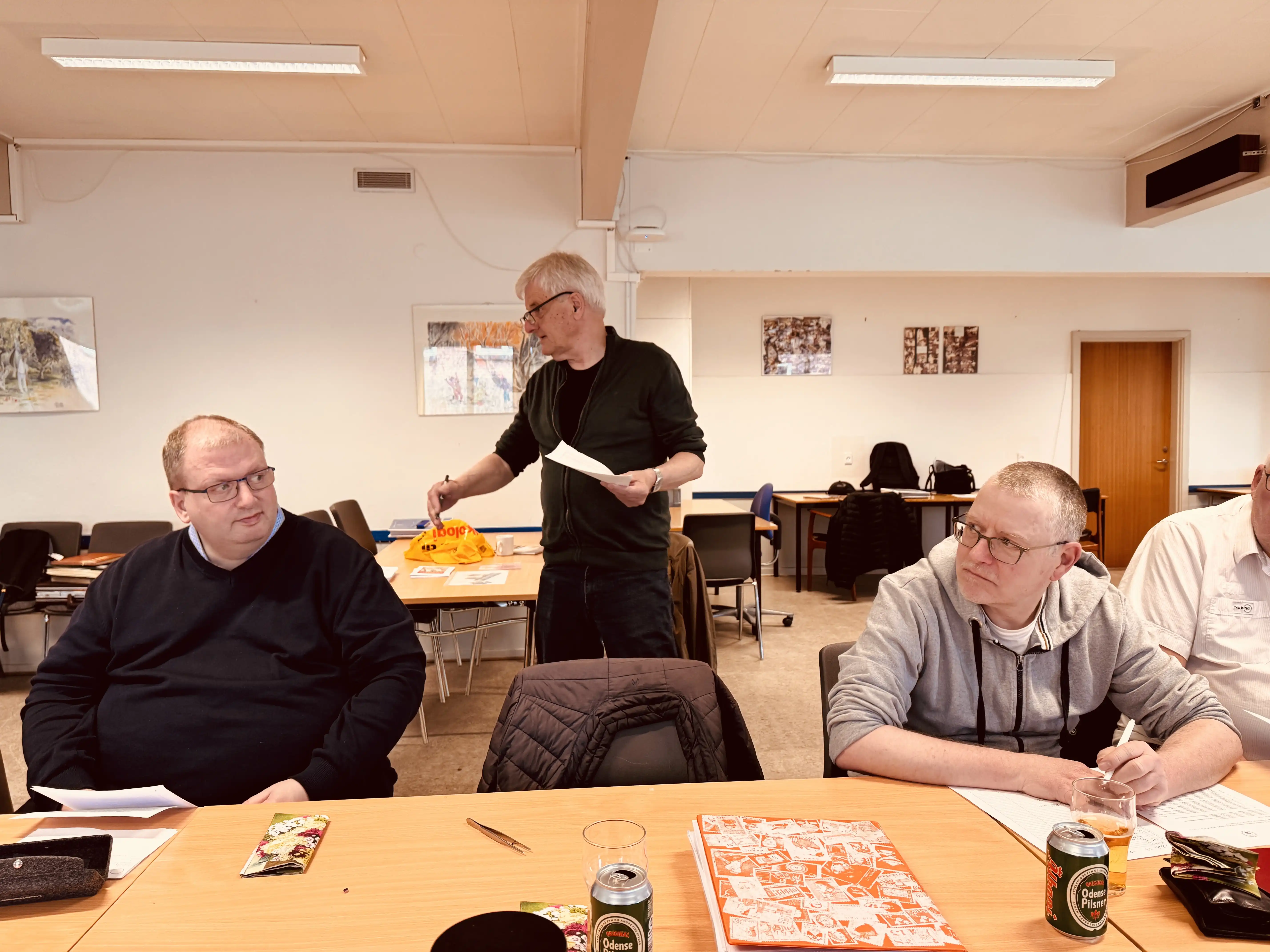 Uffe har godt gang i auktionen og der bliver budt godt op Uffe har godt gang i auktionen og der bliver budt godt op